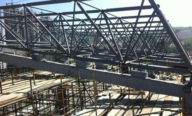 三亚简述网架公司的黑色压型钢板的吊装步履